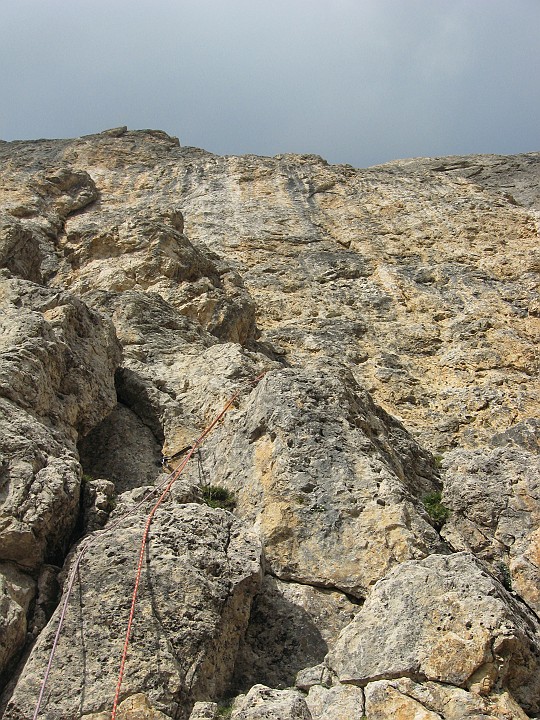 IMG_3259.JPG - L'attacco è a sinistra della grande fascia strapiombante. Qui sul primo tiro