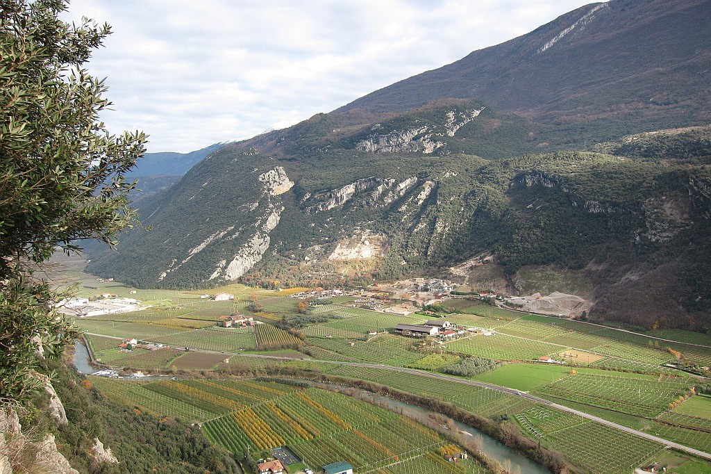 IMG_0710.JPG - Valle del Sarca in versione tardo autunnale