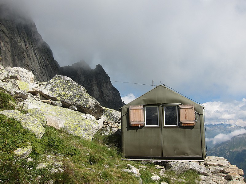 IMG_0497.JPG - Il bel bivacco posto ai piedi della torre e raggiungibile in circa un'ora e mezza dal rifugio Salbit.