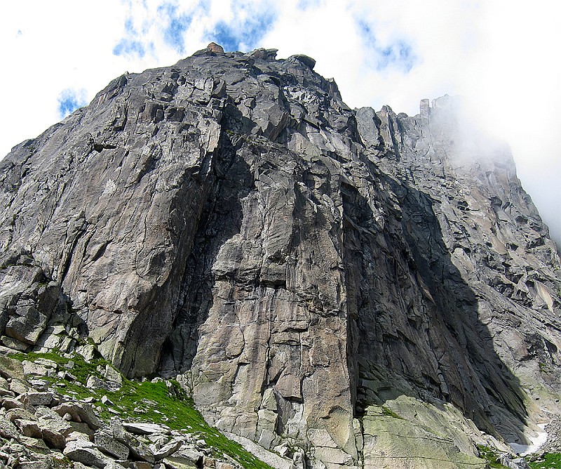 PrimaTorre.jpg - La prima torre della cresta. La prospettiva inganna un po'. La torre è molto più verticale di quel che appare in foto. L'attacco è tutto a sinistra, alla sommità del canalino che separa la torre da un avancorpo staccato.