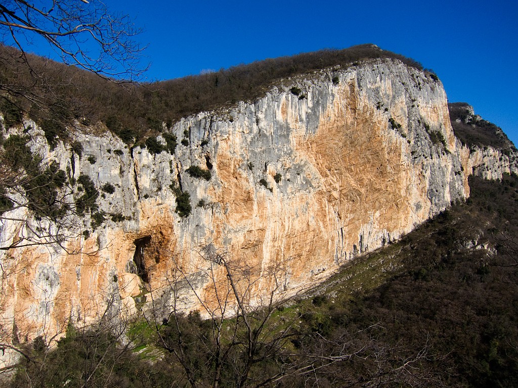 IMG_3758.JPG - La bella parete di Castel Presina in una splendida giornata autunnale. La via 'Sognando una bionda attacca poco dopo lo spigolo, prima tra 'Scusate il rittardo' e 'Instabilità Emotive'. Nome scritto alla base. Bella via sempre sostenuta tra verticale e strapiombi. La chiodatura ravvicinata la rende accessibile a molti, valutare comunque un 6a / 6a+ obbligatorio.