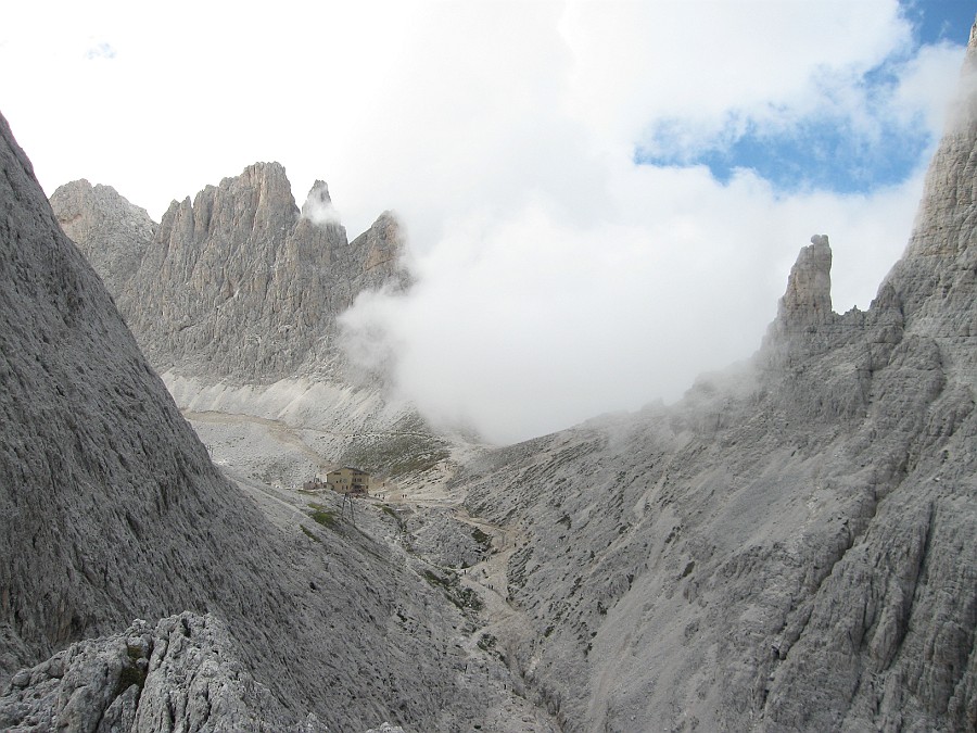 IMG_8790.JPG - La nebbia incombe sul rifugio Re Alberto