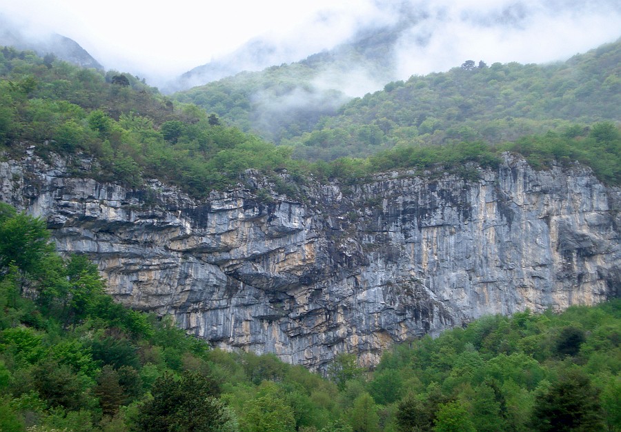 DSC06785.JPG - Quando capitano giornate di pioggia e si ha voglia di arrampicare Terlago è la parete ideale: così strapiombante che si può arrampicare senza bagnarsi.