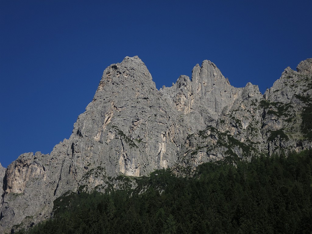 IMG_5833.JPG - Pala del rifugio e Sass d'Ortiga visti dal parcheggio