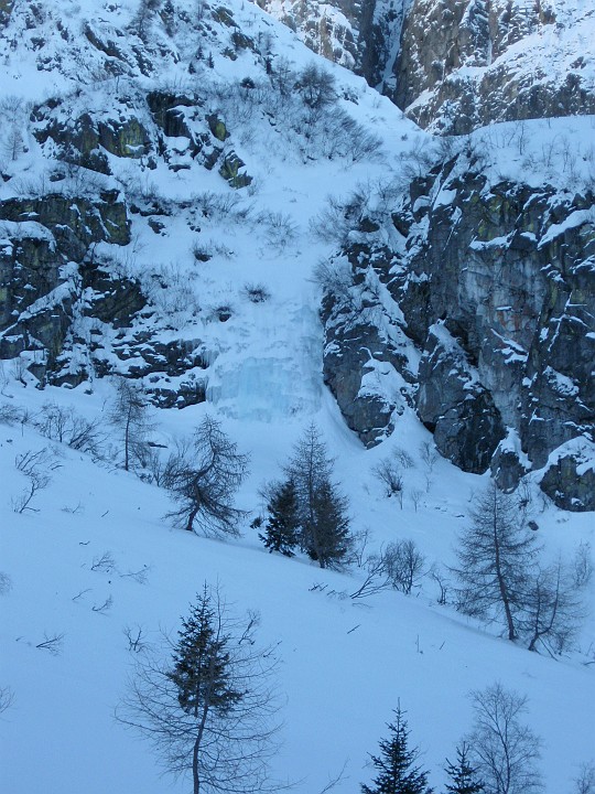 IMG_1135.JPG - La cascata Flusso, quasi completamente coperta dalla neve