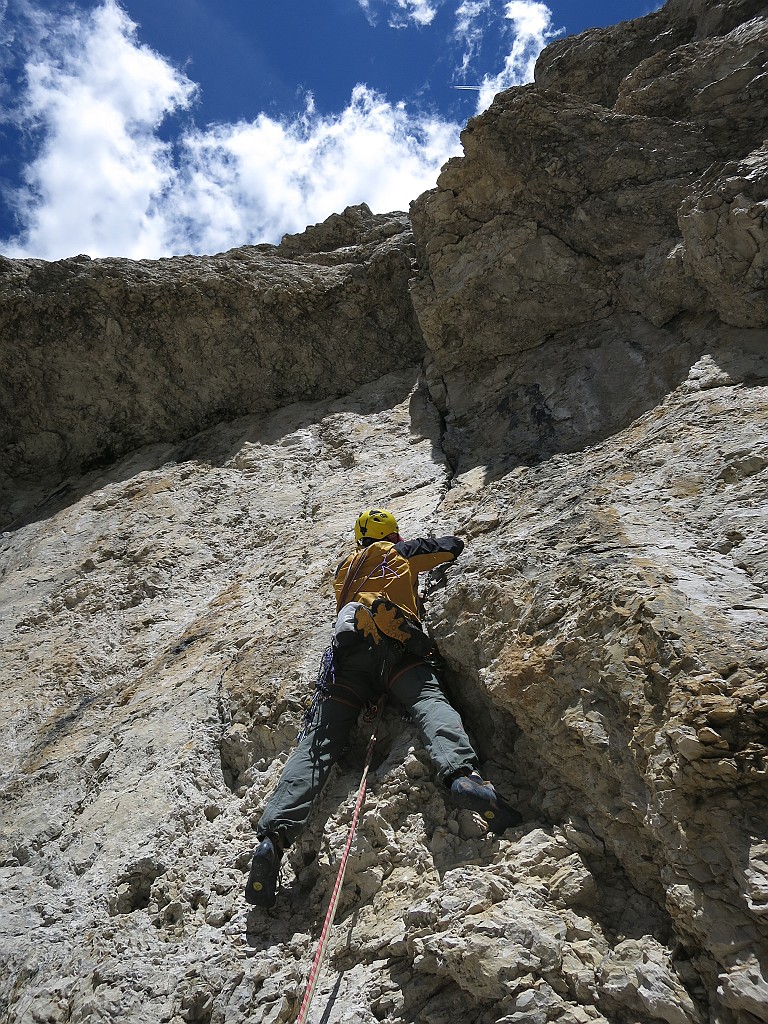 IMG_7300.JPG - La bella fessura del tiro chiave. Non c'è sosta alla base ma è facilmente attrezzabile su clessidra formata da masso appoggiato.