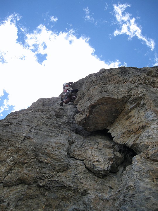 IMG_0944.JPG - La 'Fissure Rudolf', protetta a chiodi. L'unico tiro che ci è parso più facile del grado della relazione