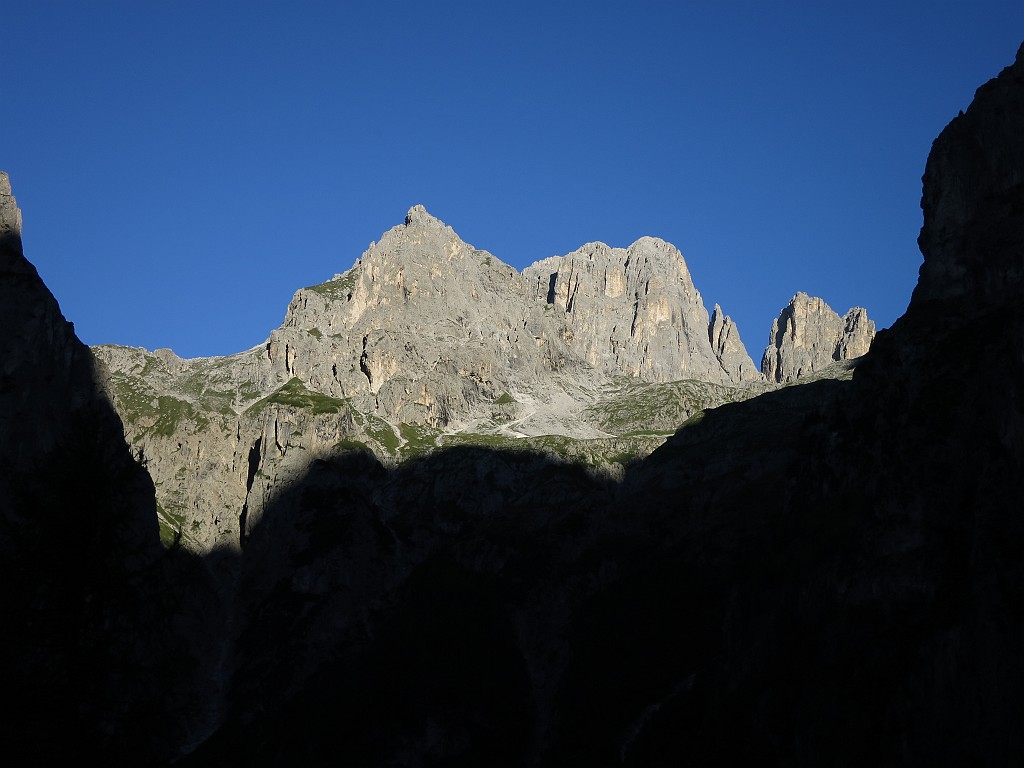 IMG_5684.JPG - Al mattino ci accoglie un meteo splendido ma gran parte delle vie sono bagnate. ben consigliati dal gestore del rifugio ci dirigiamo verso lo spigolo Wiessner che risulta perfettamente asciutto e scalabile.