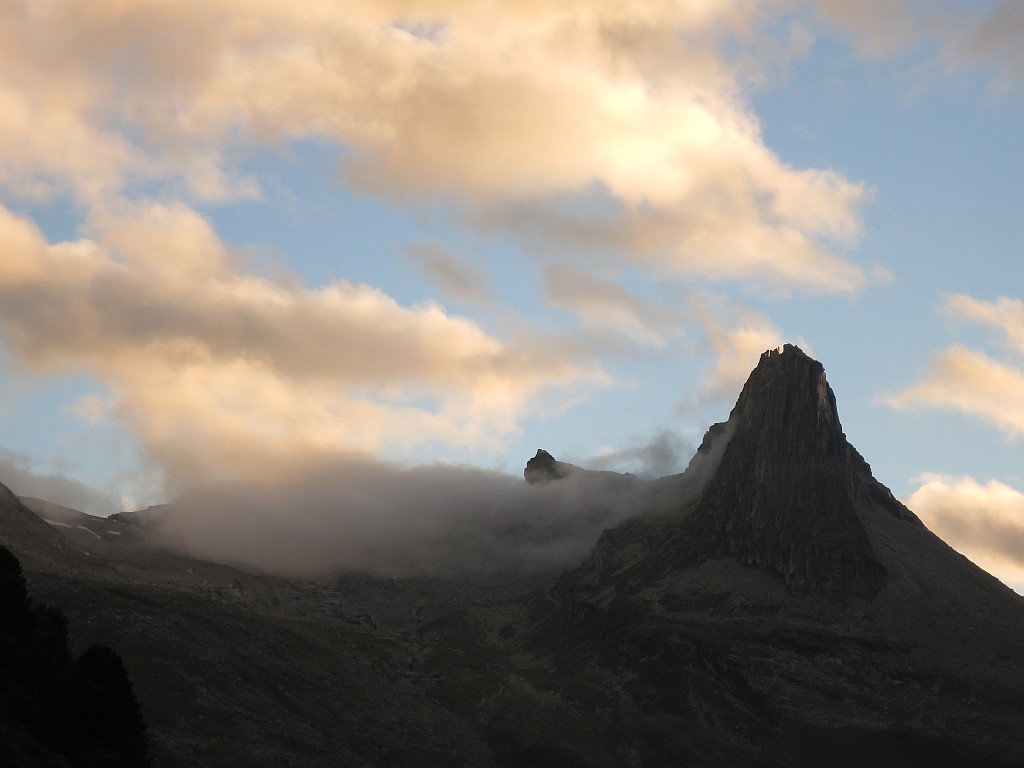 IMG_5481.JPG - Lo Zerfreilahorn visto al tramonto, poco lontano dal pargheggio. Questa montagna di ottimo gneiss rosastro spicca per l'isolamento e si trova nella valle di Vals, cantone dei Grigioni, Svizzera