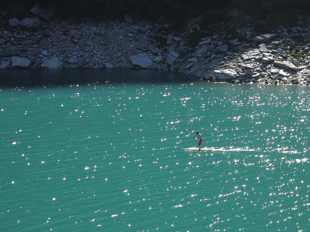 IMG_5537.JPG - Incredibile l'equilibrio di questo ragazzo che attraversa il lago su una tavola da surf !