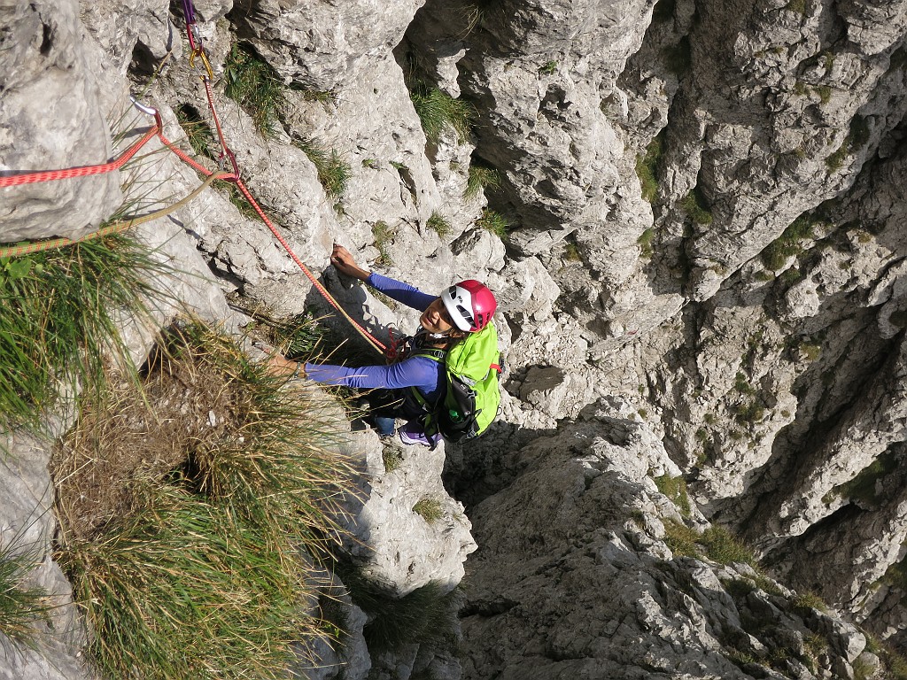 IMG_5963.JPG - Via facile e su roccia ottima. Consigliato abbinarla ad un'altra via nelle vicinanze tipo la normale al Sigaro come abbiamo fatto noi. Sconsigliabile calarsi in doppia lungo la via, noi l'abbiamo fatto perché pioveva ma si è incastrata la corda.