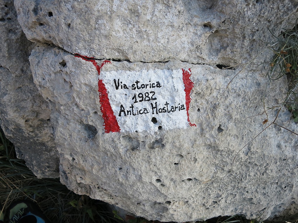 IMG_8076.JPG - Via recentemente richidata a fittoni resinati non vicini. Attnzione al primo tiro, il 5c è di quelli duri e delicati. Relazione dettagliata qui https://www.gambeinspalla.org/gruppi_montuosi/alpinismo/alpi_liguri/rocca_di_perti_-_via_antica_osteria.htm