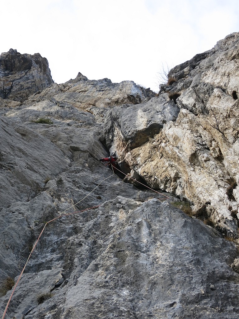 IMG_0165.JPG - Enrico sul tiro del camino col sasso incastrato. Sulla placca a sinistra ci sono 4 spit che però sono stati resi inutilizzabili togliendo le placchette.