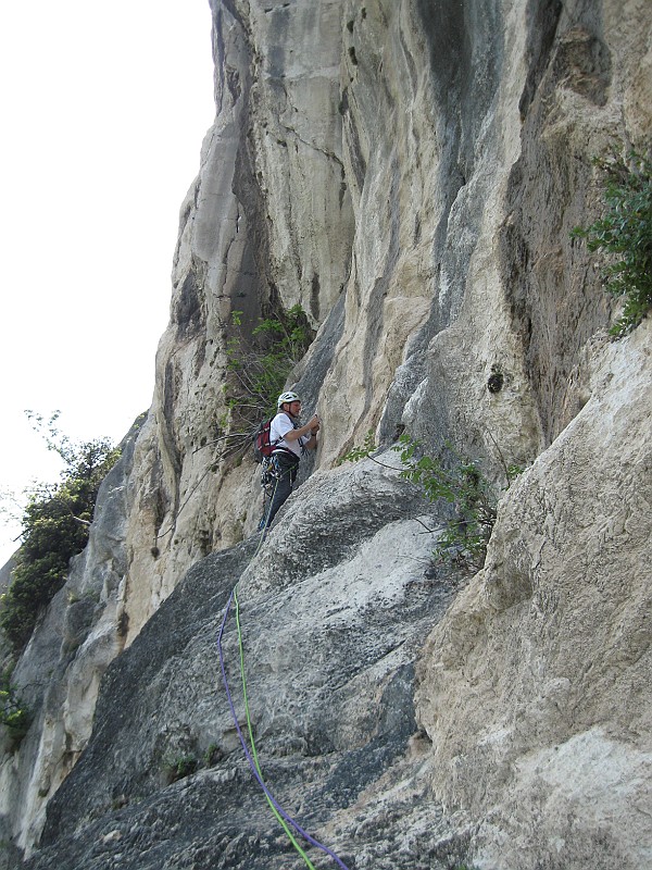 IMG_0093.JPG - Dopo il tetto la via si infila in un diedro, ancora qualche passo di artificiale e una bella uscita