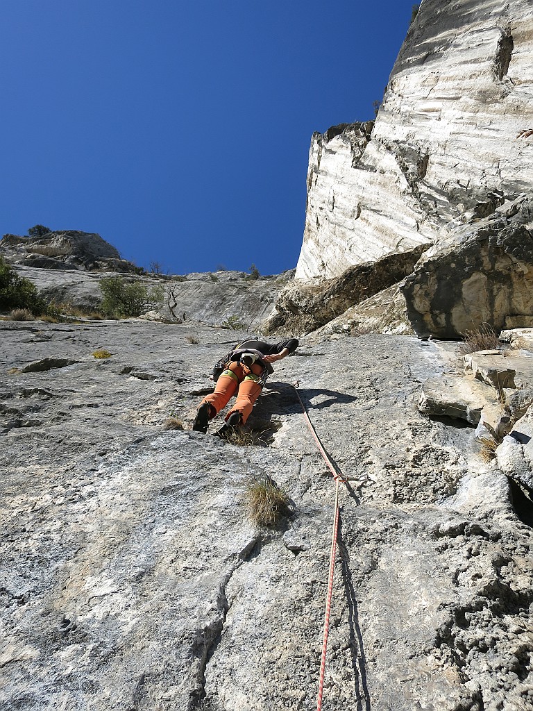 IMG_8013.JPG - Alessandro sul primo tiro. Bella placca a buchi anche se un po' lichenosa nei primi mestri