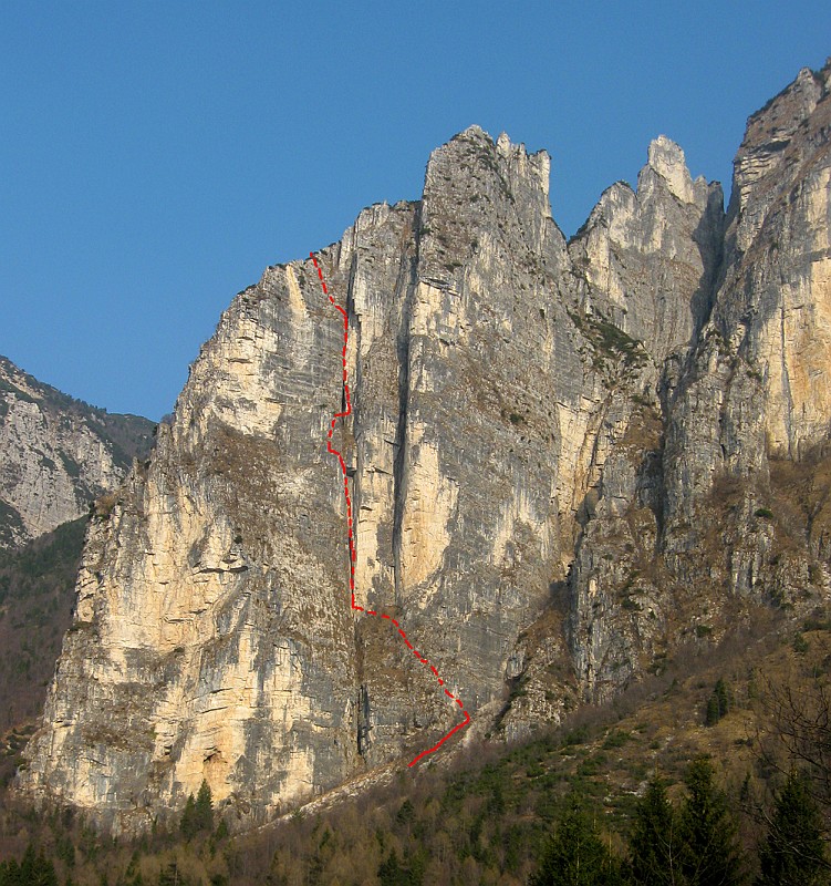 IMG_9681_tracciato.jpg - La via mi è piaciuta parecchio, linea molto logica, roccia buona, chiodatura abbondante anche se vetusta. Peccato per i due tiri iniziali molto erbosi e per l'uscita su rocce inframmezzate da toppe d'erba ma i tiri nel gran camino sono meravigliosi ! Da non sottovalutare l'uscita, tratti molto erbosi e su roccia precaria. Peccato aver beccato il temporale ed essere usciti sotto l'acqua.