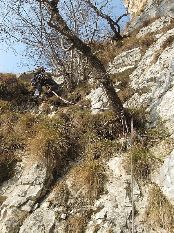 IMG_9684.JPG - Beppe sul primo tiro. L'attacco della via è individuabile dalla pianta con cordino.