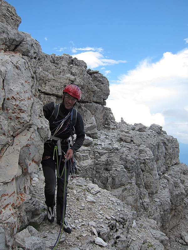 IMG_0210.JPG - La cengia appena sotto la cima