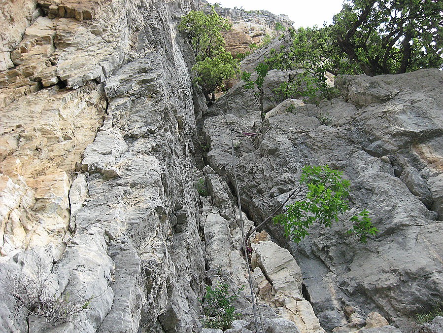 IMG_0548.JPG - 2 Giugno ma tempo ancora incerto. Con Filippo e Beppe siamo ancora in Valle del Sarca per la 'Cesare Levis'  (diedro Manolo) a Pian della Paia