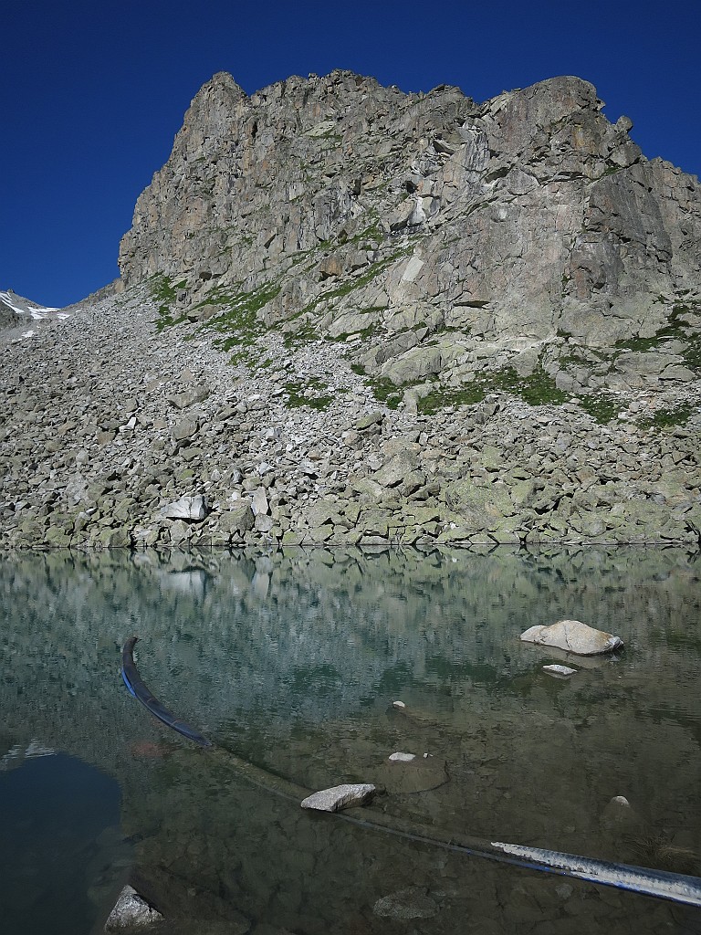 IMG_5182.JPG - La parete del Castellaccio. Via ben protetta e facilmente raggiungibile. Consigliabile al mattino e nelle giornate più calde, siamo quasi a 3000 m. La relazione della via è reperibile qui http://www.scuolagraffer.it/Relazioni/AdamelloPresanella/CostieraCastellaccio_CEstLaVie.pdf   . Il tiro duro è facilmente evitabile sulla destra, si sale un diedro con 3 chiodi in posto con difficoltà sul 5c e ci si ricongiunge facilmente alla via.