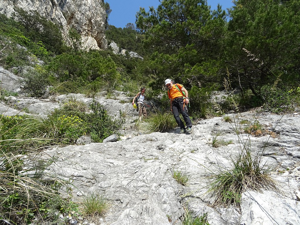 DSC04679.JPG - Dalla frazione Le grazie di Portovenere imboccar una stretta stradina e seguirla fino al forte del Muzzerone posto sulla sommità. Scendere e al primo tornate sotto il forte prenderre un sentiero segnato CAI 1a. Appena prima di arrivare ad una piazzola con antenne si stacca sulla destra un sentierino in discesa con corde fisse. Seguirlo facendo attenzione fino a quando le corde fisse piegano decisamnete a destra. A questo punto puntare a sinistra, raggiungendo altre corde fisse e poco dopo l'attacco in corrispondenza di un albero.Link google maps https://www.google.com/maps/@44.0573331,9.8190262,2888m/data=!3m1!1e3Buona descrizione dell'avvicinamento e della via qui  https://redclimber.it/relazioni/arrampicata/arrampicata-liguria/pilastro-del-bunker-chi-vuol-essere-lieto-sia/