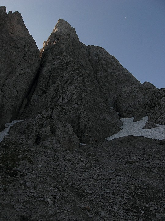 IMG_0838.JPG - E dopo poco più di un'ora di cammino eccoci alla base dello spigolo Nord, percorso dalla via Cassin