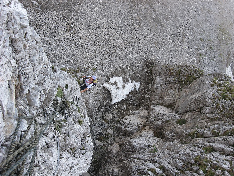 IMG_0845.JPG - Enrico sul primo tiro. Nei primi tiri la roccia richiede molta attenzione e la prima sosta è un po' ballerina