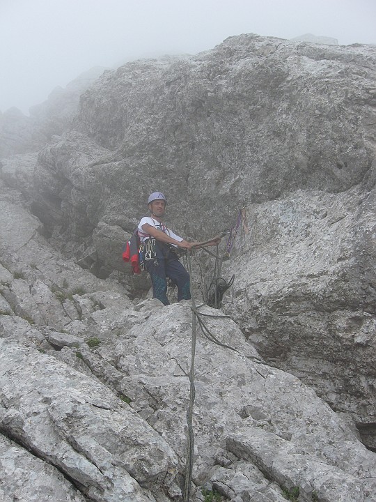 IMG_0874.JPG - La nebbia ci accoglie a pochi passi dalla cima