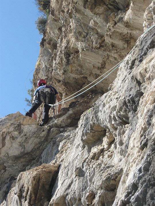 IMG_9167.JPG - La via aggira i tetti con lunghi traversi