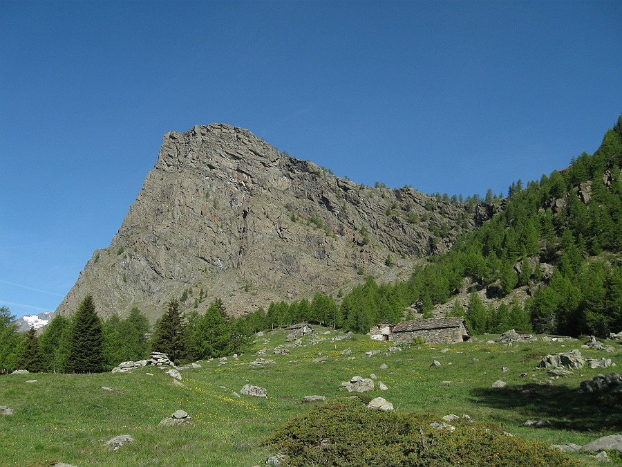 IMG_8073.JPG - Il Bec du Raty in una stupenda giornata di maggio. La via "Ex articolo 18" si snoda tra placche e strapiombini. Roccia ovunque buona, difficoltà fino al 6a+ ma chiodatura molto ravvicinata.