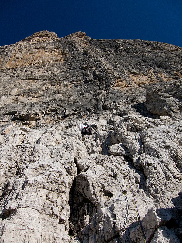 IMG_1907.jpg - Dopo aver guardato sconsolati la colata che scende dalla Concordia ci spostiamo verso la sinistra della parete e saliamo all'attacco della Fox-Stenico