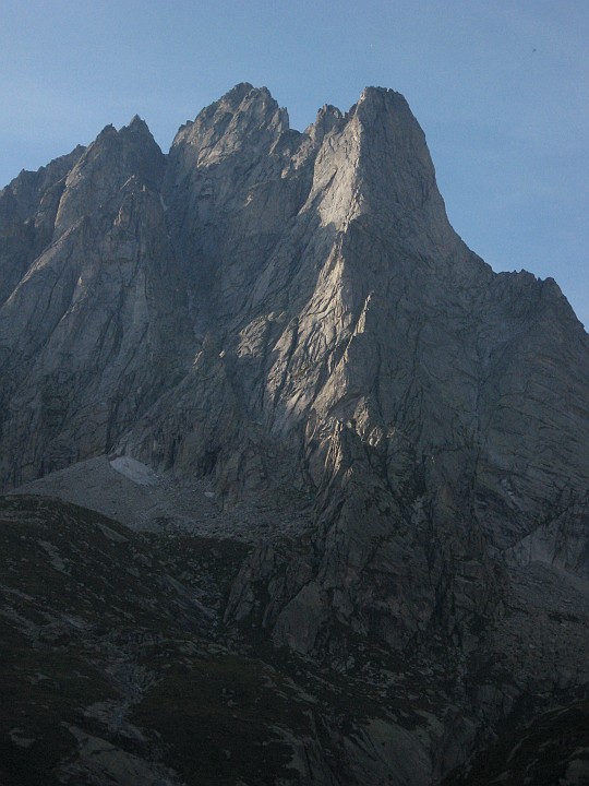 IMG_1701.JPG - Con giornate così si può forse stare a casa? Certo che no e infatti dopo esserci ben cotte le braccia al Sasso Remenno saliamo verso il rifugio Allievi