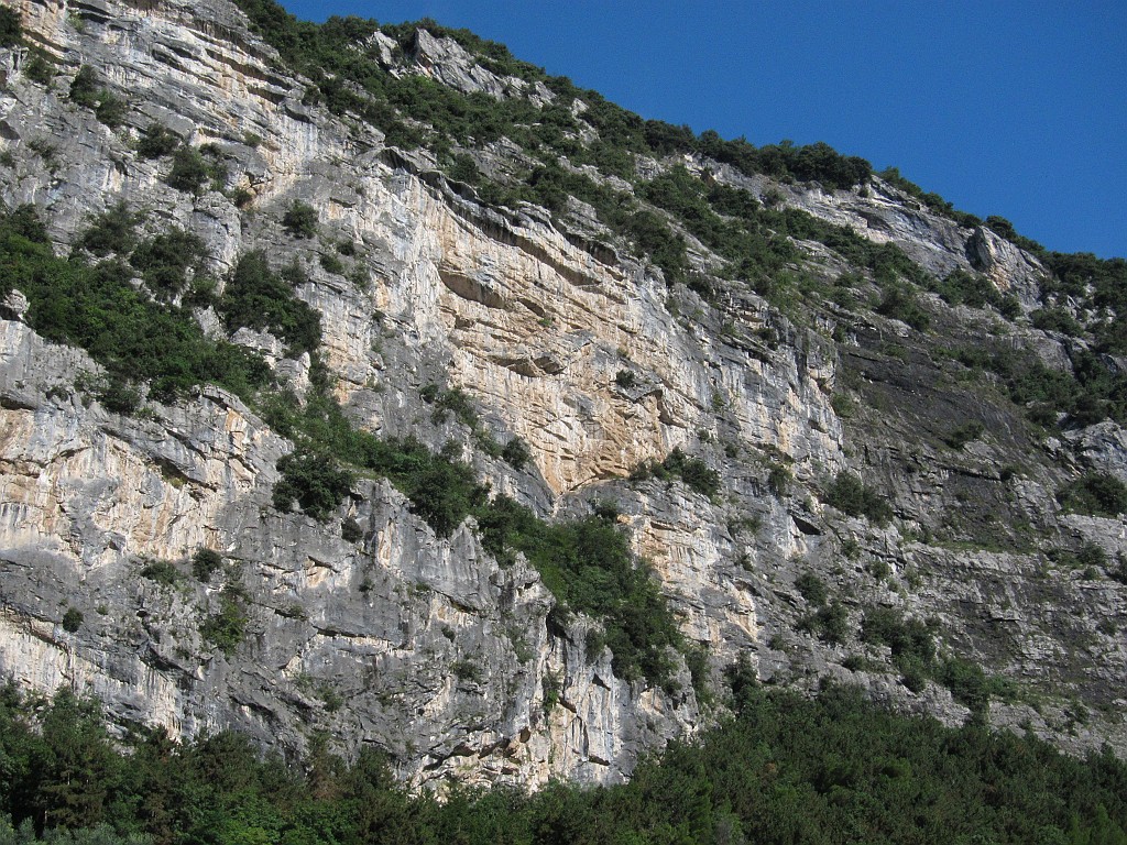 IMG_0038.JPG - La via gira attorno ai tetti nella zona centrale color oro della parete. A vederci un cuore ci vuole un po' di fantasia, comunque è una bella via, ben protetta anche se è consigliato portarsi qualche friend medio piccolo e cordini.