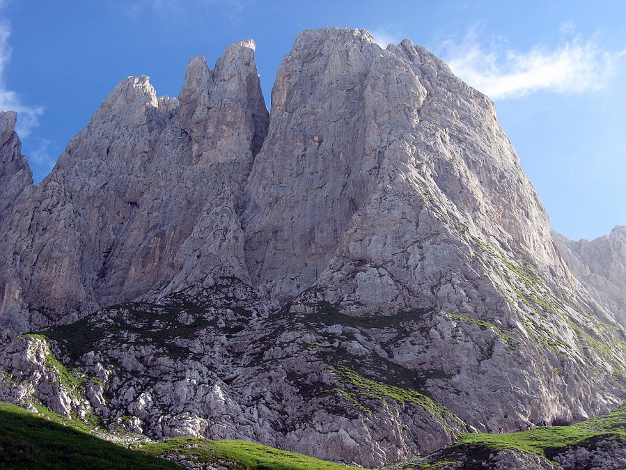 IMG_0930.JPG - La parete Sud con lo Spigolo Longo e la Bramani