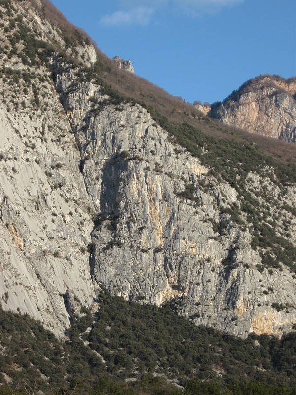 IMG_9550.JPG - La via percorre una successione di diedri che portano in cima al pilastro a destra del grande diedro che separa la parete dalle placche zebrate. Indubbiamente una bella via, roccia ottima, chiodatura abbondante da artificiale sul duro, molto più rara sui tratti proteggibili a friend e nut. Tiri corti, a mio avviso è sconsigliabile concatenarli per problemi di attrito alle corde.