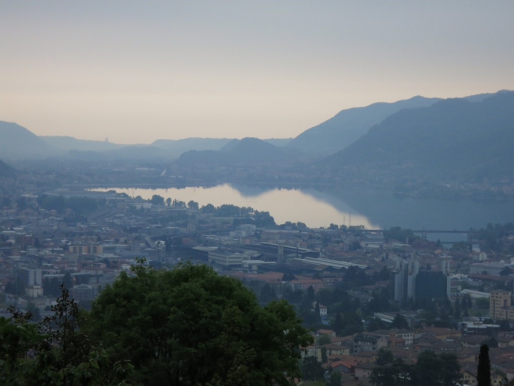 IMG_0136.JPG - Altra giornata di tempo incerto ma a dispetto delle previsioni abbastanza asciutto. Inutile fare strada o impegnarsi in vie lunghe. Ma l'Antimedale con le sue vie di 5 o 6 tiri è un ottimo terreno di divertimento per queste occasioni !