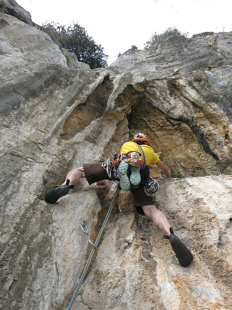 IMG_8545.JPG - Sotto lo strapiombo del tiro chiave 