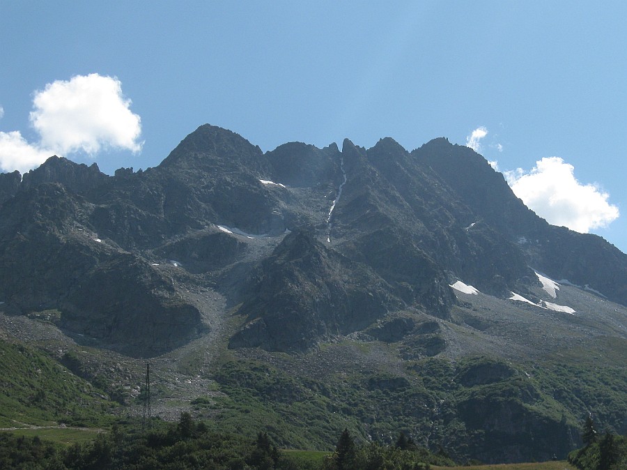 IMG_8850.JPG - Un'altra vietta a due passi dalle piste di sci del Tonale. Il "Triangolo di Venere" è quell'avancorpo staccato al centro della foto. La relazione è tratta da www.adamellothehumantouch.it e per comodità la riporto qui http://www.trafoconsult.com/climbing/CostieraCastellaccio_PolvereSogni.pdfAbbiamo trovato la via un po' più facile di quello che sembra dalla relazione, forse anche perché era ben protetta sui passi un po' più duri. Attenzione al recupero delle doppie, la conformazione della parete crea parecchi attriti e ci sono alcuni massi instabili. Dopo la prima doppia noi ci siamo spostati pochi metri a destra ( faccia a monte ) prendendo la linea di doppie di "Passpartout". Via sconsigliata dopo piogge, la roccia è lichenosa !