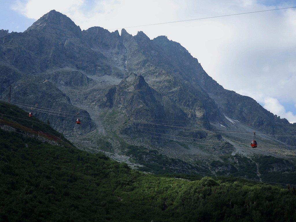 IMG_1491.JPG - Il Triangolo di Venere è l'avancorpo staccato posto a destra della funivia che dal Tonale porta al Presena. Sulla cima si trovano due vie a spit tra cui  'La polvere dei sogni'