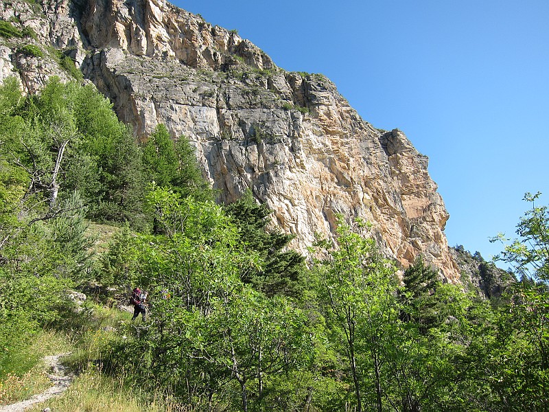 IMG_9927.JPG - Dopo il vento e il freddo presi ieri optiamo per Ponteil. Parete esposta a Sud a una quota di 1700 m circa è l'ideale per le mezze stagioni o per i giorni estivi freschi. Da Briancon prendere per Gap e poi per Frassiniere. Arrivati a la Roche de Rame prendere per Champcella e da qui per la piccola frazione di Ponteil. Parcheggiare immediatamente dopo il ponte di legno prima di entrare in Ponteil. Un piccolo sentiero a destra porta alla parete in 10 minuti.