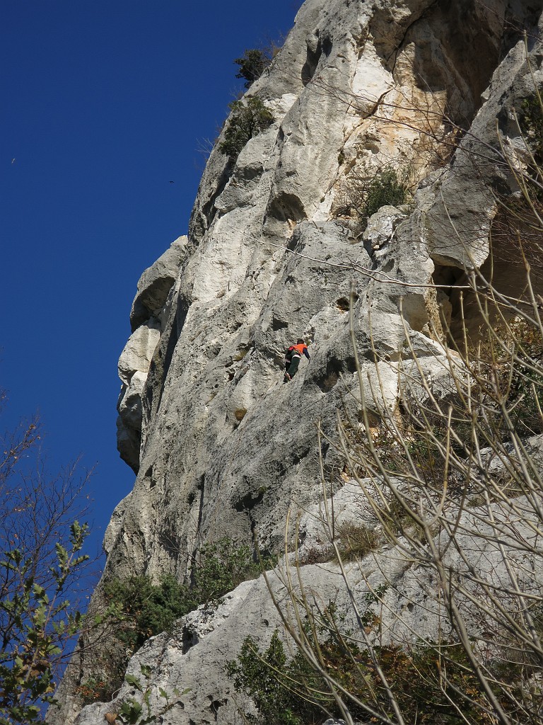 IMG_6423.JPG - Arrampicatori sulla vicina falesia