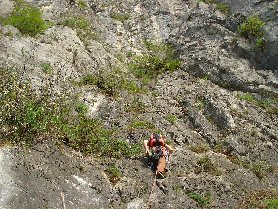 DSC06580.JPG - L'attacco della Cassin, notare le corde fisse di una nuova via in fase di apertura