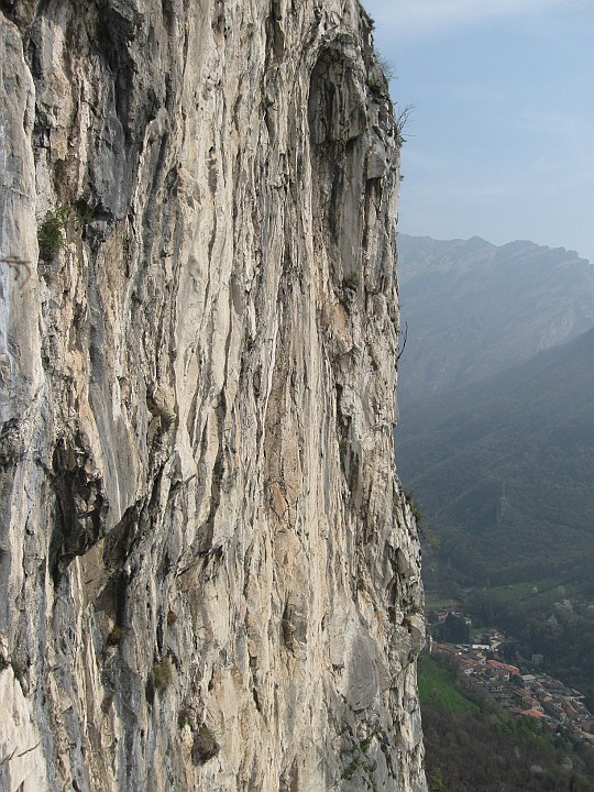 IMG_7877.JPG - Vista da qui la parete fa impressione per verticalità !