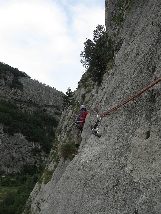 IMG_8221.JPG - Quando il meteo in quota è troppo a rischio la valle del Sarca può salvare il we !La parete del Limarò resta in ombra fin quasi a mezzogiorno e anche in giornate estive si può arrampicare al riparo dal sole. 