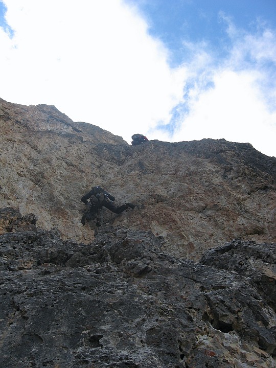 IMG_1520.JPG - L'avvicinamento è breve, con sorpresa troviamo un'altra cordata all'attacco ... poco importa li seguiremo a distanza ravvicinata. Qui Filippo sul 3 tiro