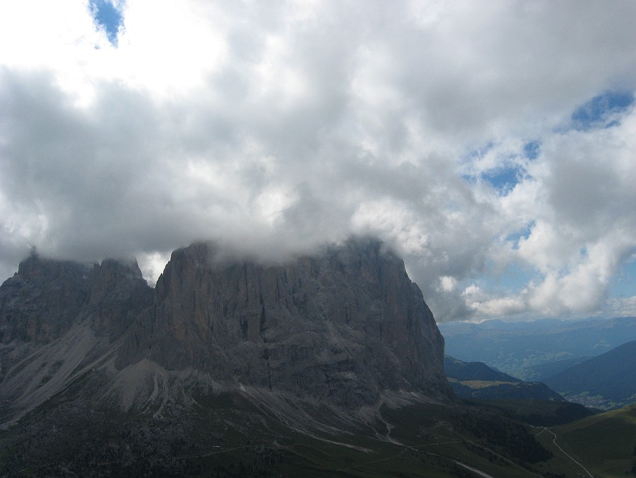 IMG_1547.JPG - Le cime del Sassolungo scopmaiono tra le nebbie