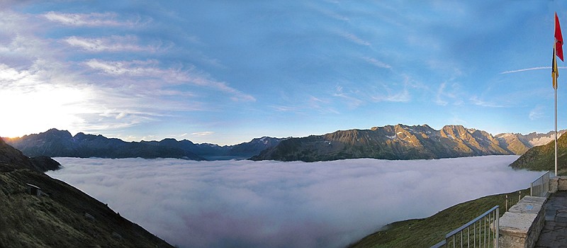 MareNuvole.jpg - All'alba ci attende uno splendido mare di nuvole. Bello da vedere ... ma purtroppo assai fastidioso quando ci si trova dentro !