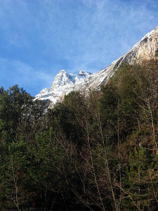 IMG_2070.JPG - La neve della settimana scorsa imbianca le cime dai 1000 m in su, niente da fare per cascate o vie in quota. Ma in valle del Sarca troviamo una giornata ideale per l'arrampicata...