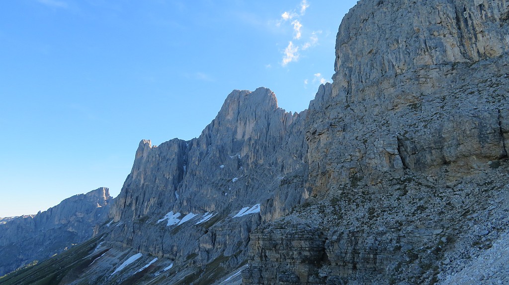 IMG_3870.JPG - La nostra bella montagna in fase di avvicinamento. Per non sbagliare usciti dalla stazione della funivia  prendere il sentiero per il rifugio Santner e passare sopra agli evidenti risalti rocciosi. Dove il sentiero inizia a salire verso la ferrata continuarea costeggiare la parete per tracce verso sinistra arrivando all'attacco.