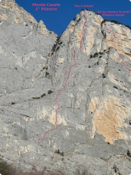 monte-casale-monte.jpg - Foto tratta dal sito www.arrampicata-arco.com La via originale partiva più a sinistra percorrendo un canale. Recentemente Grill ha attrezzato 5 tiri diretti con difficoltà di V / VI rendendo la via più interessante.